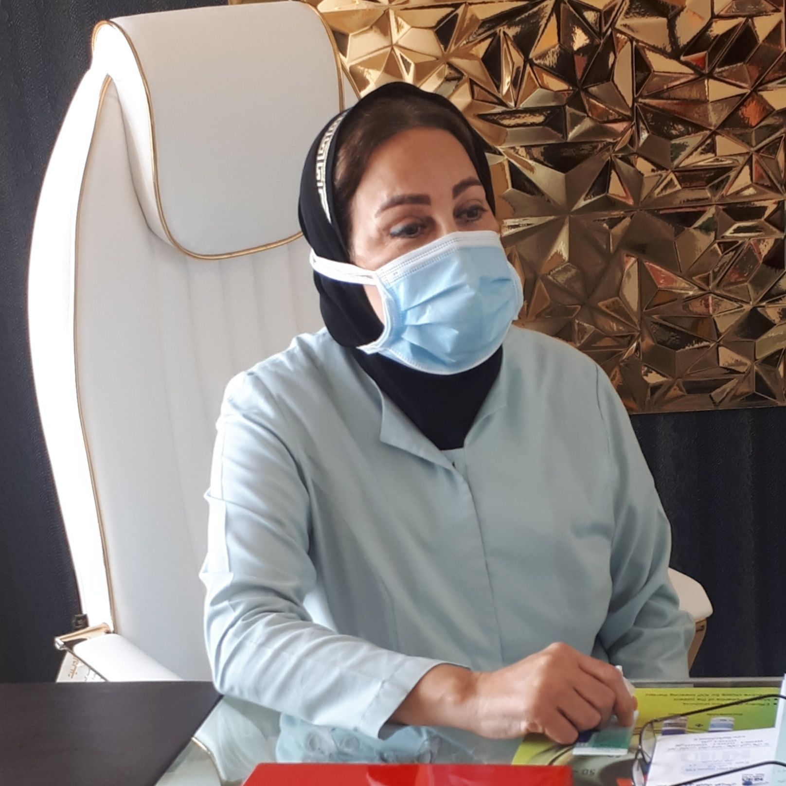 دکتر آذر بهزادنژاد - چشم پزشکی اهواز