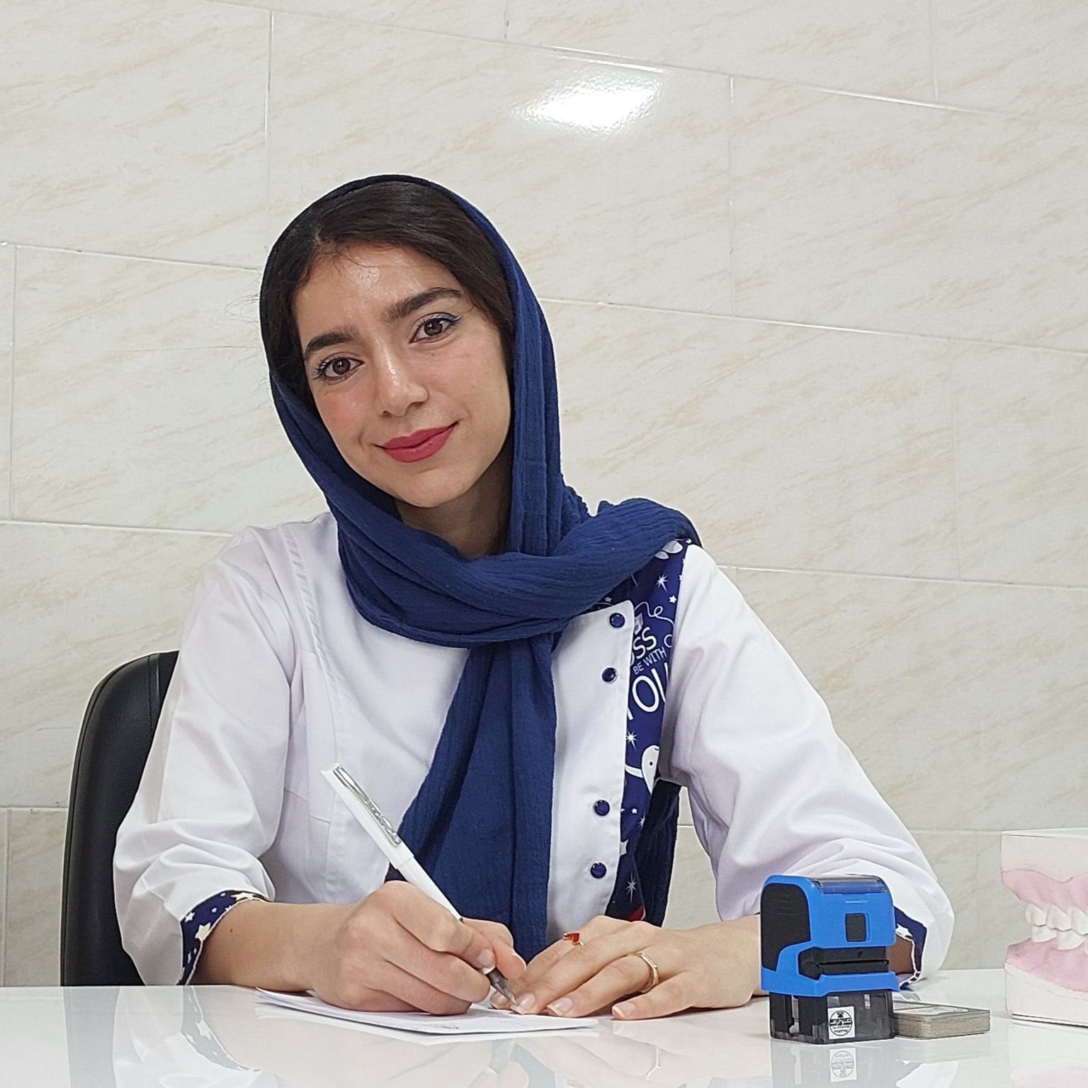 دکتر لیلا امینی - دندانپزشک 